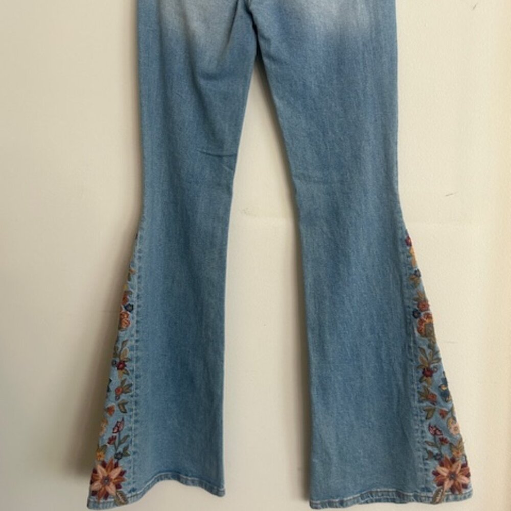 Driftwood Farrah X Zen Embroidered Floral Flare Light Wash Jeans NWT - Picture 16 of 16